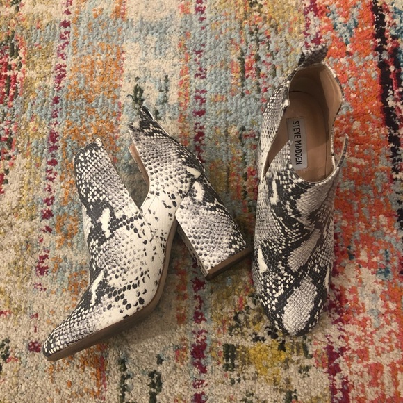 steve madden neutral bootie